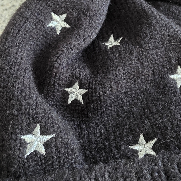 Black Metallic Star Pom Pom Beanie Winter Hat LOFT NWT - Picture 3 of 4